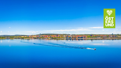 Ensam båt på Storsjön med staden i bakgrunden