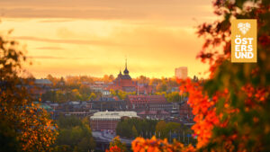 Höstbild över Östersund med Rådhuset