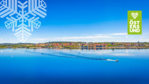 storsjön med båt, östersund i horisonten