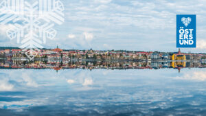 östersunds skyline speglar sig i storsjön