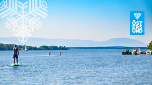 storsjön med sup, kajaker och båtar