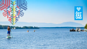 storsjön med paddleboard, kajaker och båtar