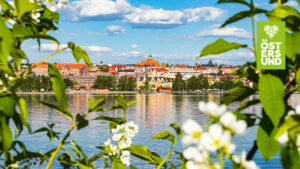 Sommarvy mot östersunds skyline med rådhuset